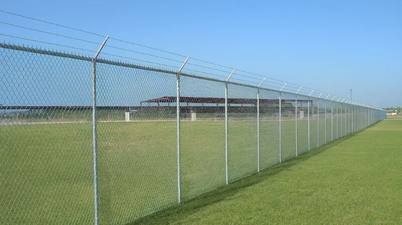 پایه فنس فلزی بهتر است یا بتنی؟