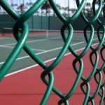 فنس PVC روکش‌دار در مناطق مرطوب: چرا عمرش ۳ برابر فنس معمولی است؟