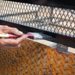 رنگ‌ آمیزی فنس فلزی بدون آسیب: روشی حرفه‌ای که لایه گالوانیزه را نابود نمی‌کند