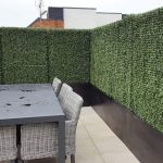 فضای کوچک دارید؟ مقایسه هوشمندانه فنس چمنی vs فنس پنلی برای خانه‌های شهری