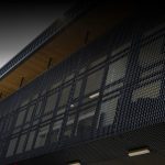 گریتینگ فولادی در طراحی نمای مشبک ساختمان (Facade): چگونه مدرنیته را با تهویه طبیعی ترکیب کنیم؟